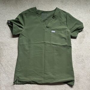 Figs one pocket top— olive